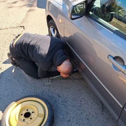Добра постъпка от непознат трогна шофьорка Жената е спукала гума