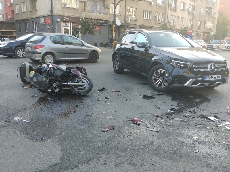 Джип и мотор са се блъсна на входа на Александровска