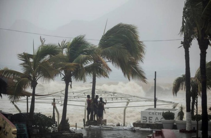 Ураганът Лидия връхлетя тихоокеанското крайбрежие на Мексико като стихия от 4