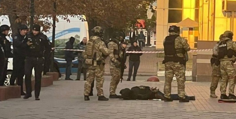 Въоръжен превзе бизнес център в Киев и започна да стреля СНИМКИ