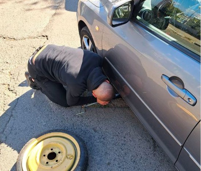 Жена спука гума - шофьор веднага спря и помогна