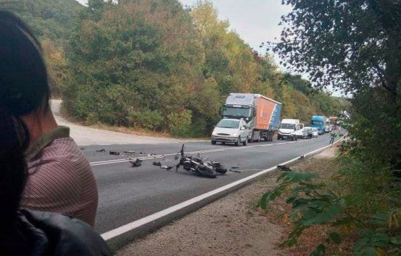 Челен сблъсък между мотор и лек автомобил на пътя София-Варна