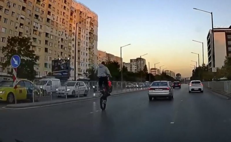 Моторист показа опасно поведение на столичен булевард ВИДЕО