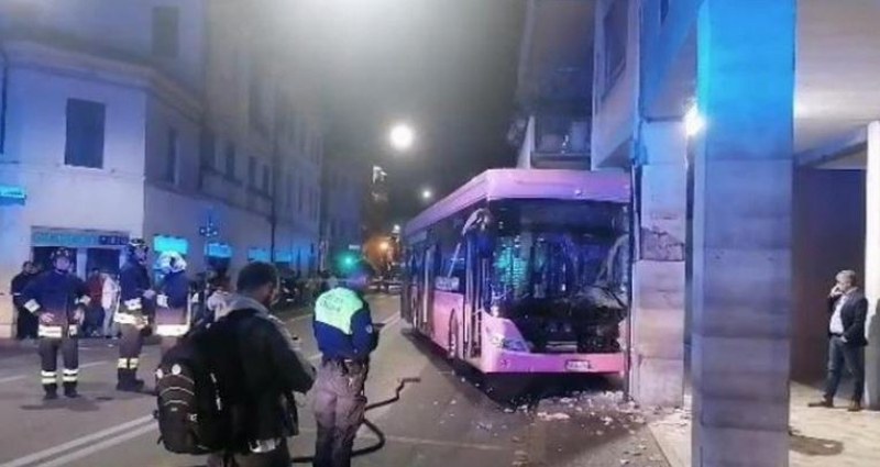 Петнадесет души са били ранени снощи в нова автобусна катастрофа