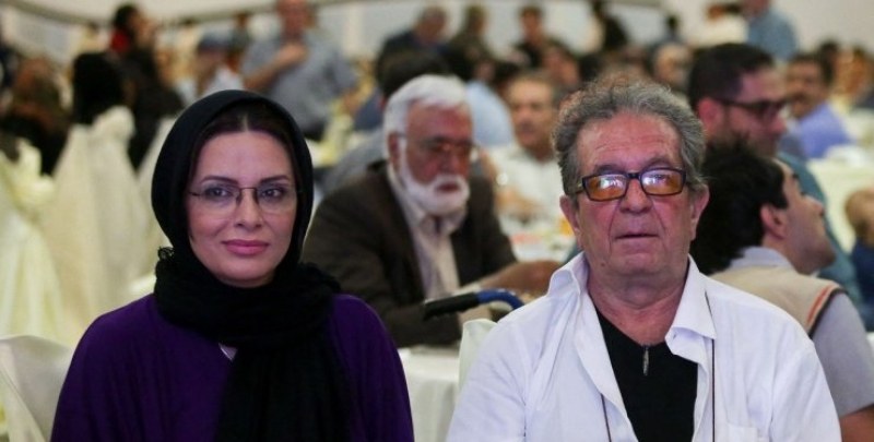 Един от най-известните ирански филмови режисьори Дариюш Мехрджуи и съпругата
