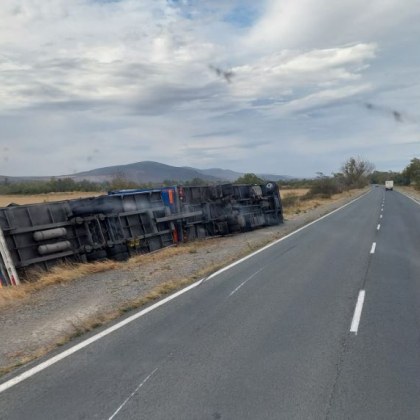 Тежкотоварен камион се обърна на Подбалканския път Инцидентът е станал