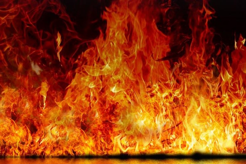 Палеж срещу кандидат за кмет, пламъците тръгнали към къщи
