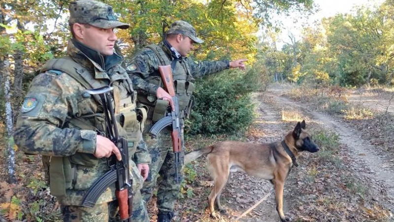 Разполагат допълнителна военна сила по границата с Турция