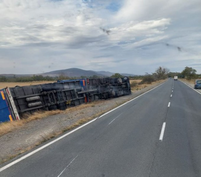 Силният вятър обърна камион на Подбалканския път СНИМКИ