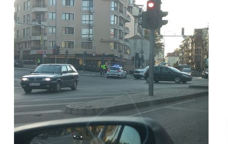 Две коли се блъснаха на възлово кръстовище в Пловдив