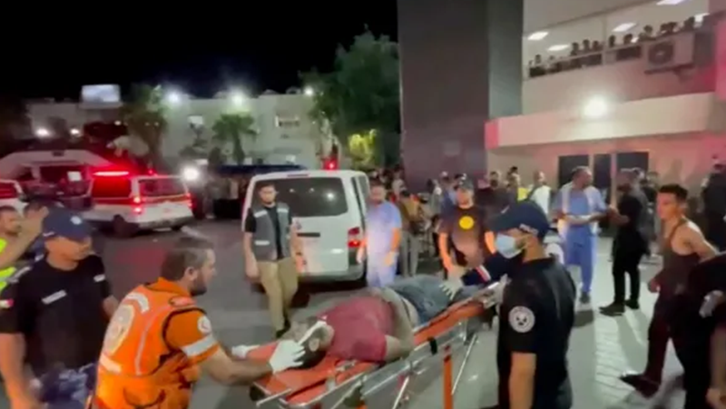 Стотици убити и ранени при израелски удар по болница в Газа ВИДЕО