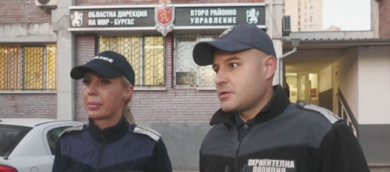 Бургаски полицаи отказаха подкуп от 300 долара. Парите били подхърлени