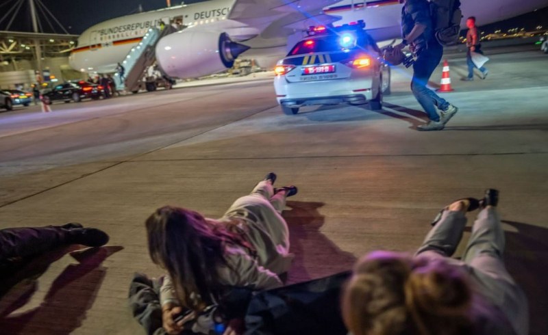 Евакуираха германския канцлер в Тел Авив, делегацията лежа на пистата ВИДЕО+СНИМКИ