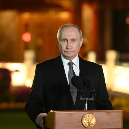 Руският президент Владимир Путин говори на пресконференция след посещението си