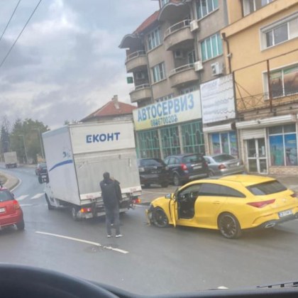 Сблъсък в София, Мерцедес е с щети СНИМКА