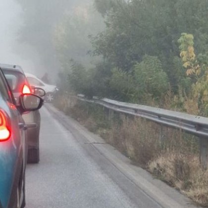 Кола се заби в мантинелата на Околовръстното на Пловдив