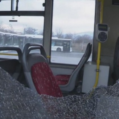Автобус на градския транспорт в Пловдив стана жертва на вандалска
