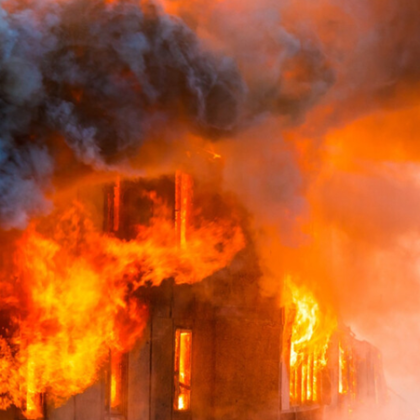 Пожар е избухнал в общежитие към бившия строителен техникум Владо