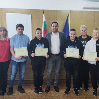 Седмина ученици от Пазарджик и Велинград бяха отличени за техни