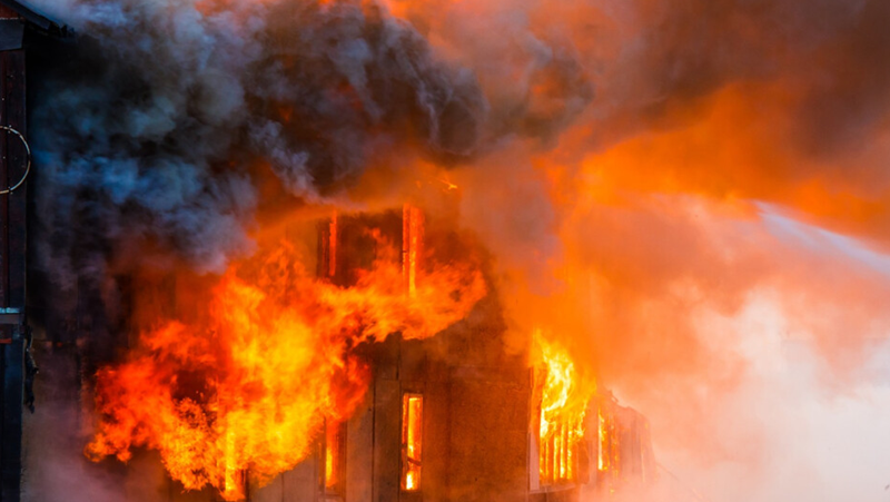 Осем семейства останаха без покрив над главите си след пожар в общинско жилище в Трън