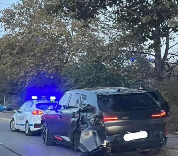 Тежък пътен инцидент, при който луксозен джип BMW XM е