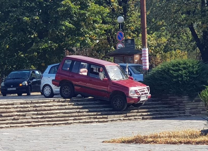 Джип се озова върху стълби в наш град СНИМКИ+ВИДЕО