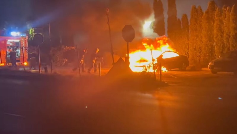 Лек автомобил е горял тази нощ във Варна. За това