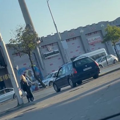 Абсурд! Шофьор маневрира на тротоар, нареди се до пешеходците на