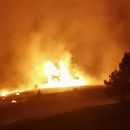 Огромен пожар бушува в гората над село Искрец община Своге Жители
