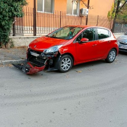Отнесоха броня на автомобил, паркиран до кръстовище - кой е по-виновен?