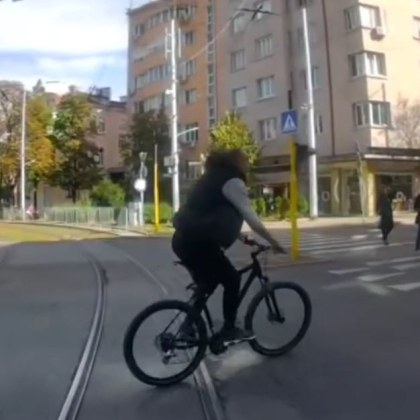 Ситуация с велосипедист предизвика недоволство и озадачи очевидците в София  На