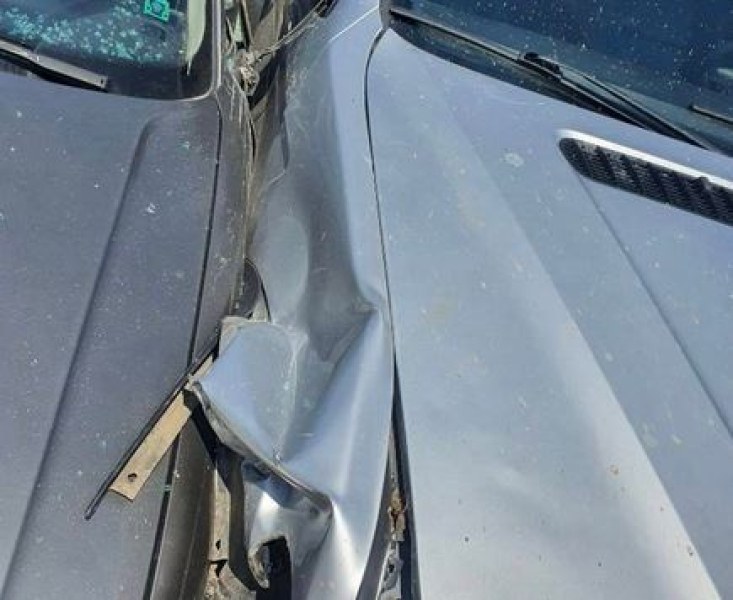 Шофьор удари кола, но избра да бъде отговорен СНИМКИ