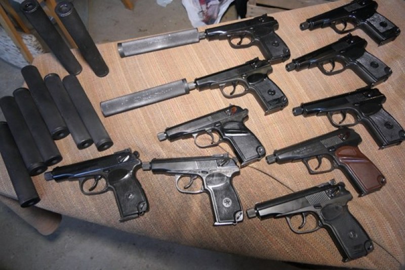 Служител задигна 11 пистолета от работното си място