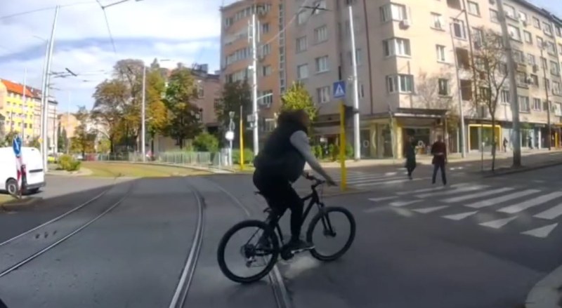 Ситуация с велосипедист предизвика недоволство и озадачи очевидците в София. На