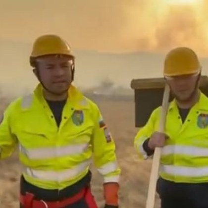Стихията е Безмен се разраства Пожарникари и доброволци се борят