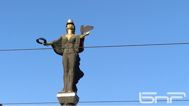 Статуята на Света София осъмна с черна превръзка на очите