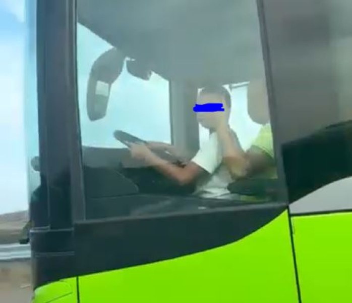 Дете застана зад волана на автобус с пловдивска регистрация ВИДЕО
