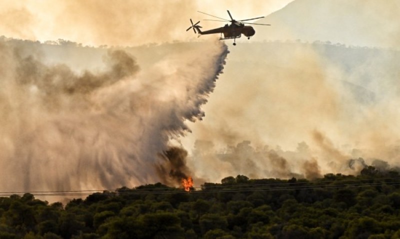 Хеликоптер се включва в борбата с пожара в Костинбродско