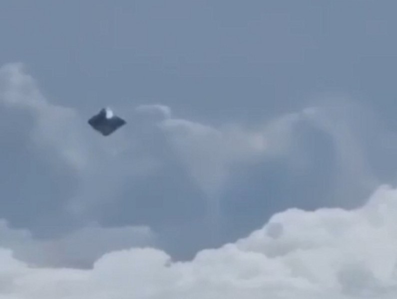 Американец засне НЛО от самолет