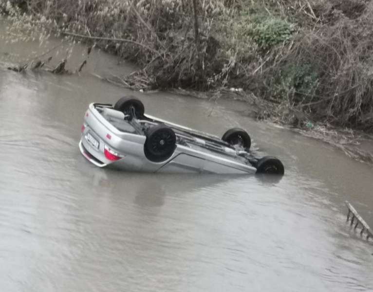 Кола падна в река в Хасково, съобщиха от полицията.На 20