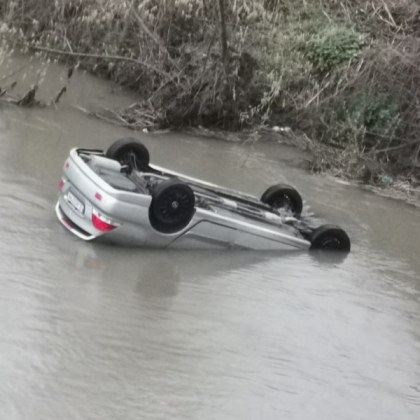 Кола падна в река в Хасково съобщиха от полицията На 20