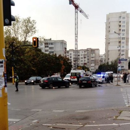 Нова катастрофа затруднява движението в София Две коли са се сблъскали