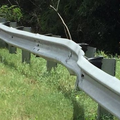 Пиян шофьор се заби в ограда на АМ Тракия съобщиха