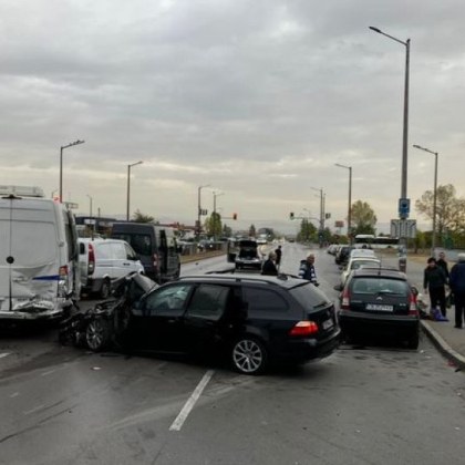 Трима души пострадаха при катастрофа в София тази сутрин между