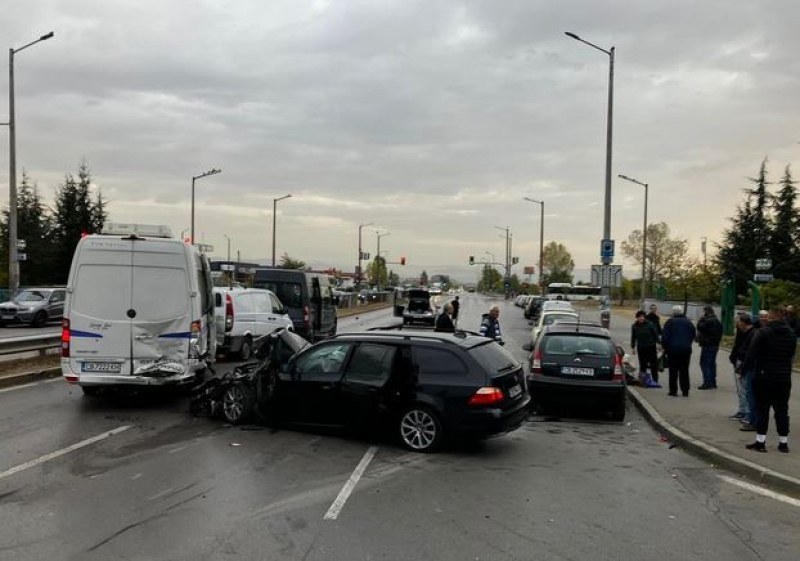Три жени са пострадали при удара между бус и кола в София