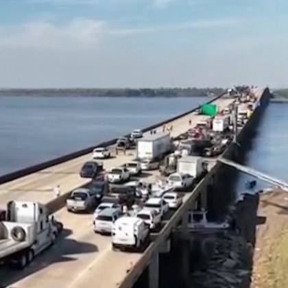 Катастрофа със 158 коли затвори натоварена магистрала западно от Ню
