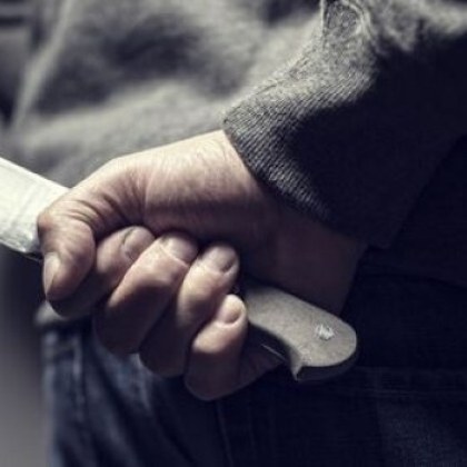  21 годишен жител на село Градина Пловдивско опрял нож във врата