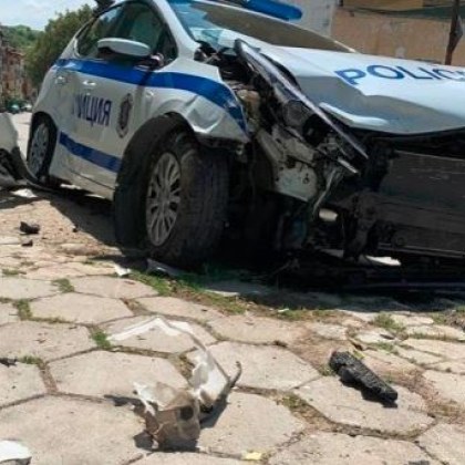Гонка в Старозагорско завърши с удар в патрулна кола съобщават