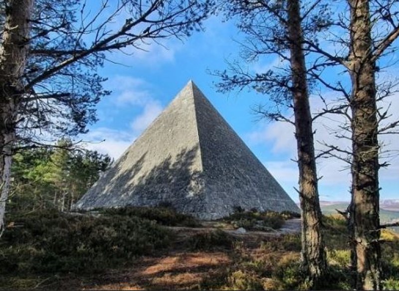 Мистериоза пирамида, скрита в имението Балморал на крал Чарлз, крие