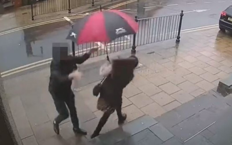Мъж нападна и удари жена, облечена в хиджаб ВИДЕО